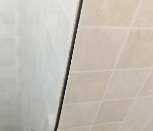 鹤峰瓷砖空鼓维修公司分享阳台瓷砖脱落的修复过程可以分为以下几个步骤