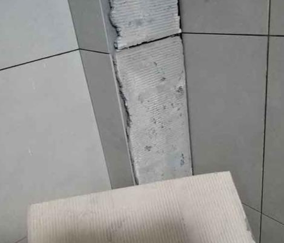 鹤峰瓷砖空鼓维修公司分享下厨房瓷砖脱落的补救措施。
